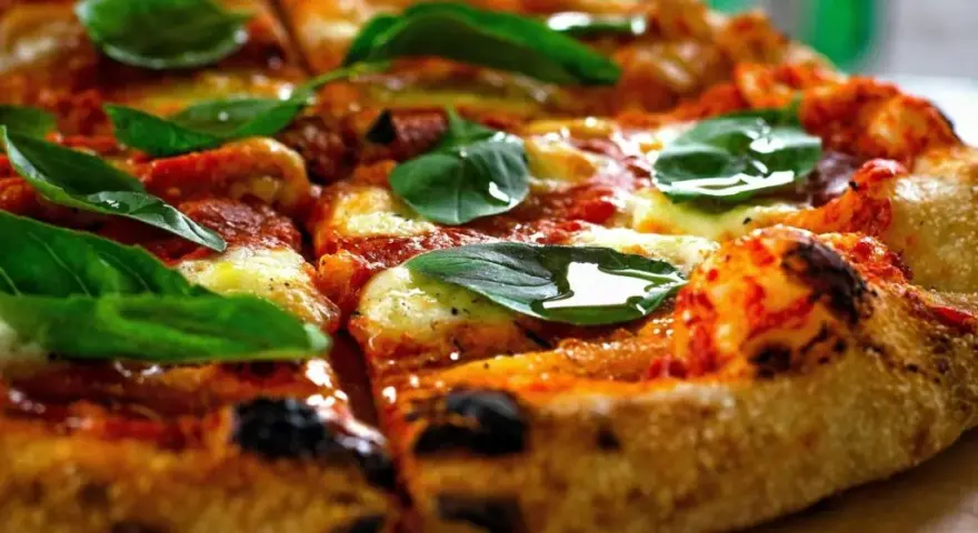 Kiedy Dzień Pizzy? Dwie daty, obchody i polskie ulubione smaki