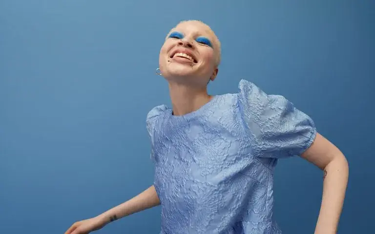 Czy zrobienie kolczyka w wardze boli? Oto, co musisz wiedzieć