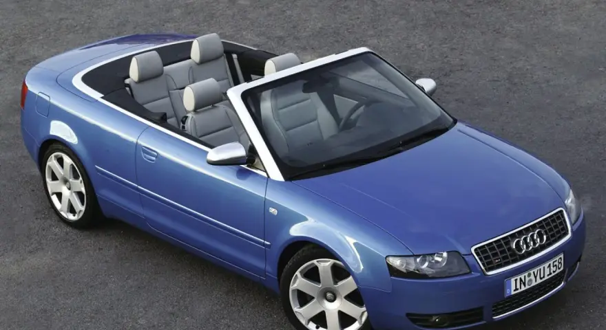 Blauer Audi 80 Cabrio mit 6 Zylinder Motor, offen und bereit für eine Spritztour.