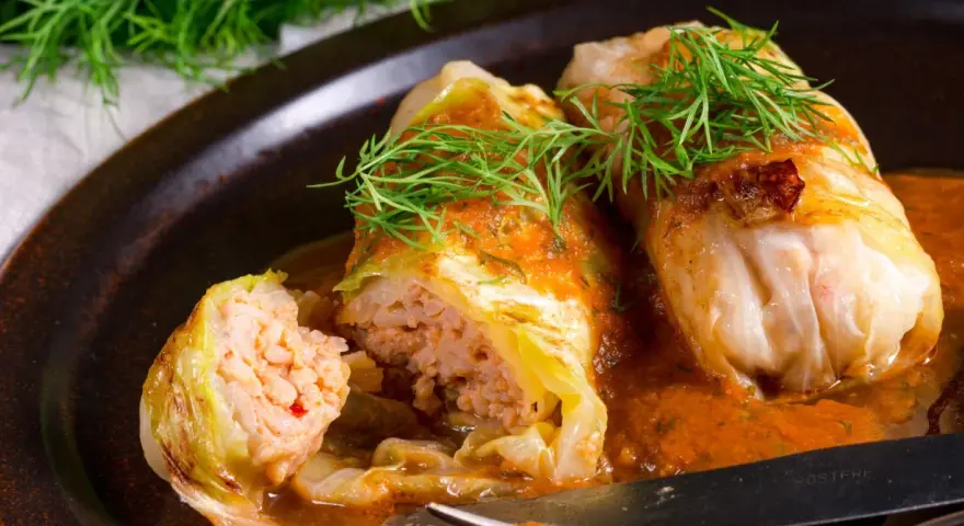 Pyszne gołąbki w sosie pomidorowym, idealne na obiad. Ten przepis na gołąbki na 1kg mięsa to klasyka polskiej kuchni.