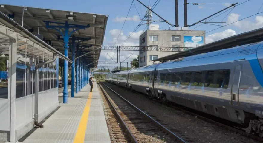 Stacja PKP z nowoczesnym pociągiem. Idealny moment na podróż, bo czeka zniżka 78 % PKP!