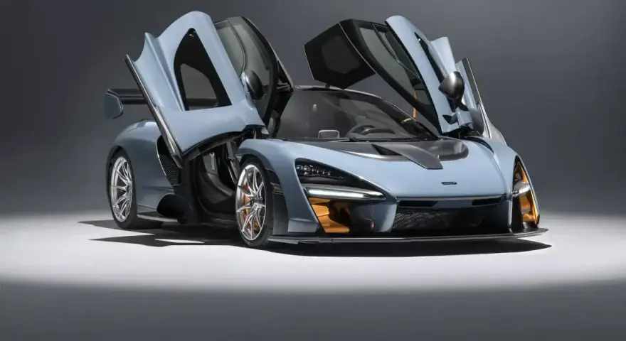 Niebieski McLaren Senna z otwartymi drzwiami, gotowy do startu.