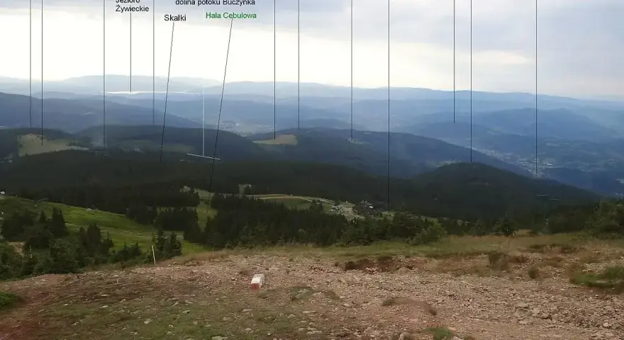 Widok na Beskid Żywiecki z licznymi szczytami: Buczynka, Hala Jodłowcowa, Jezioro Żywieckie, Kiczora.