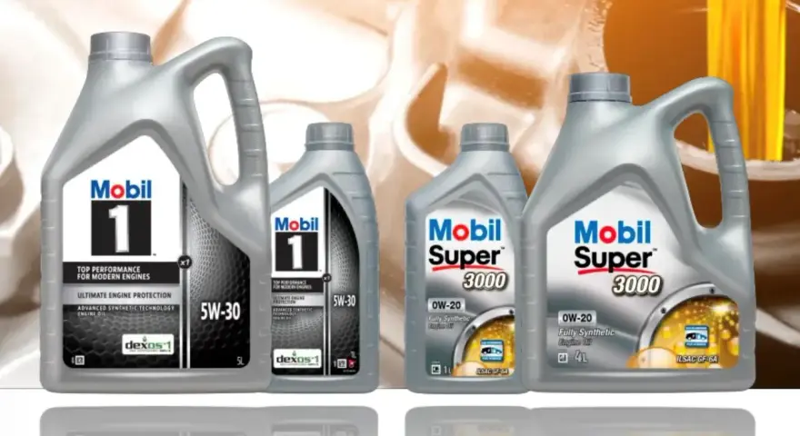 Cztery butelki oleju silnikowego Mobil 1 i Mobil Super 3000.