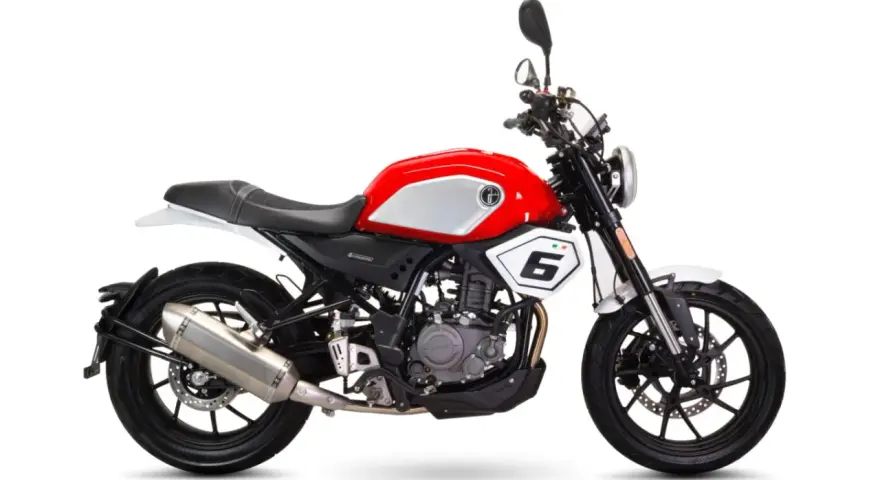 Stylowy motocykl Junak SC 125 V Max w czerwono-srebrnej kolorystyce, z numerem 6 na tabliczce.