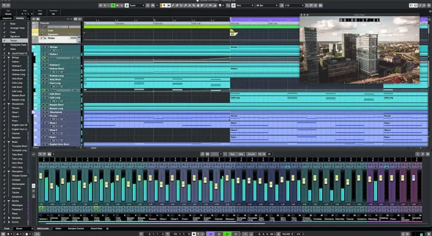 DAW Software Windows: Cubase mit vielen Spuren für Streicher, Holz- und Blechbläser. Ein Video mit Hochhäusern läuft.