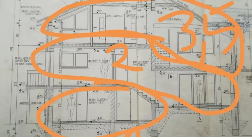 Przekrój przez budynek z zaznaczoną każdą kondygnacją, fundamentami i stropami.