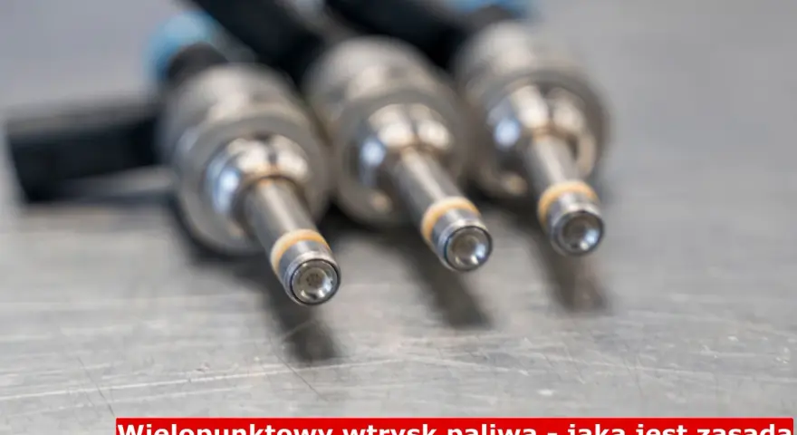 Trzy wtryskiwacze paliwa do silnika MPI, kluczowe dla precyzyjnego dawkowania paliwa i optymalnej pracy jednostki napędowej.