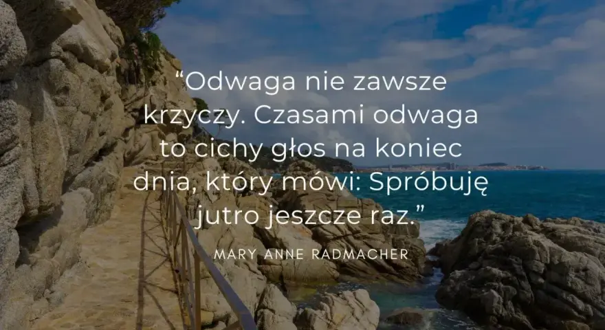 Cytaty o trudnej miłości: odwaga to cichy głos, który mówi "spróbuję jutro jeszcze raz". Widok na morze i skaliste wybrzeże.