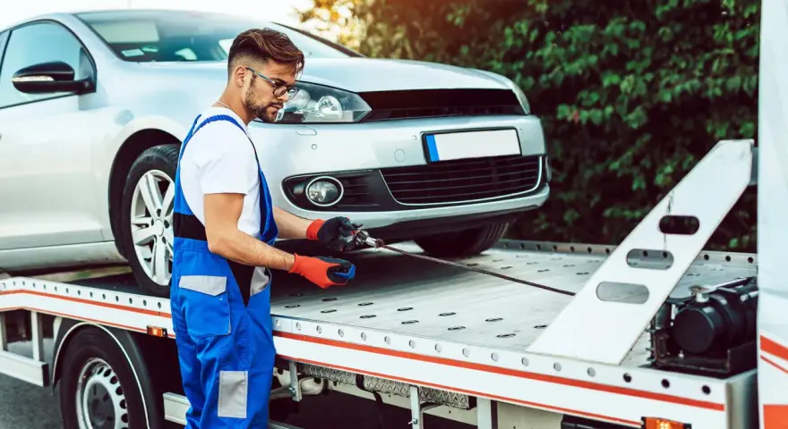 Mechanik przygotowuje auto do transportu. Zastanawiasz się, ile czasu na wyrejestrowanie auta po sprzedaży?