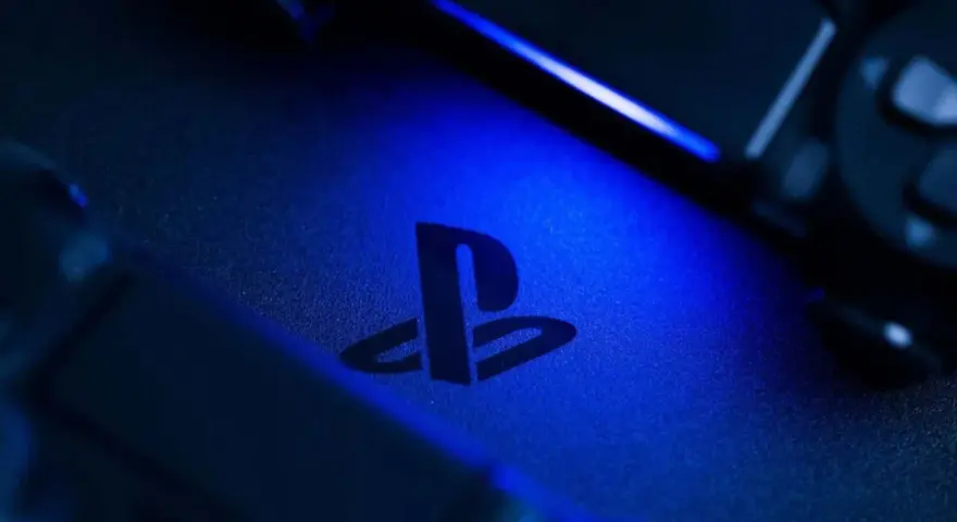 El logo de PlayStation brilla con luz azul. ¡Listo para el play 6 lanzamiento!