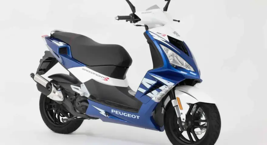 Sportowy, niebiesko-biały Peugeot Speedfight 3, duży skuter 50, gotowy do miejskich podróży.