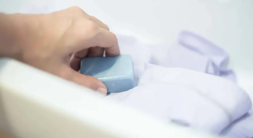 Jak usunąć klej z bluzy? Bezpieczny poradnik krok po kroku