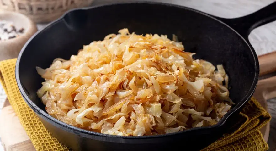 Verza in padella, dorata e saporita, pronta per essere gustata. Un contorno semplice e gustoso.