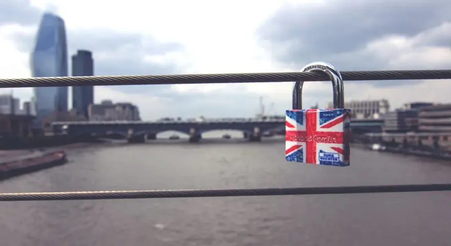 Anglia po Brexicie: Co przewieziesz samolotem? Uniknij kar!