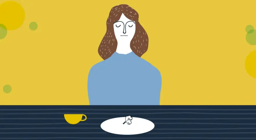 Una donna con gli occhi chiusi è seduta a tavola, davanti a una tazza e un piatto con un piccolo cibo. Un promemoria su cosa non dire a chi soffre di disturbi alimentari.