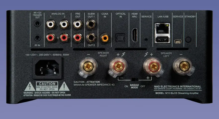 Tył wzmacniacza NAD M10 BluOS Streaming Amplifier (v2) z licznymi złączami: analogowymi, cyfrowymi, HDMI, USB, LAN i terminalami głośnikowymi.