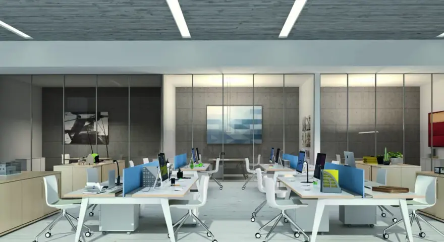 Ufficio moderno con scrivanie operative, divisori blu e sedie bianche. La disposizione segue la normativa per un ambiente di lavoro funzionale.