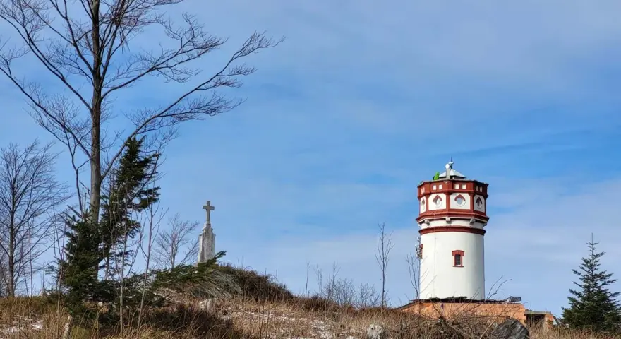 Wieża widokowa i krzyż na szczycie Biskupiej Kopy.
