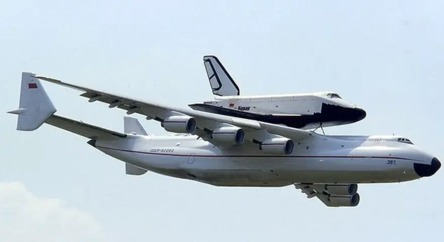 An-225 Mrija transportuje prom kosmiczny Buran. Ten gigantyczny samolot pasażerski waży 640 ton.