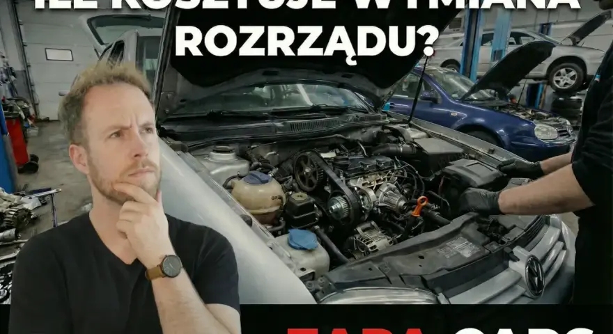 Zastanawiasz się nad wymianą rozrządu? Cena tej usługi w ZAPA CARS jest konkurencyjna. Mechanik pracuje przy silniku.