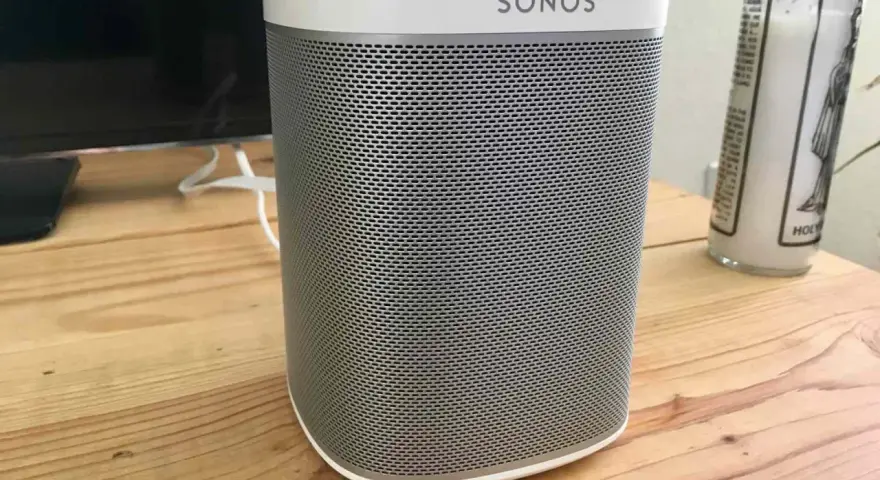 Sonos Play 1 Lautsprecher auf Holztisch. Vielleicht hilft ein Sonos Play 1 Reset, wenn er Probleme macht.