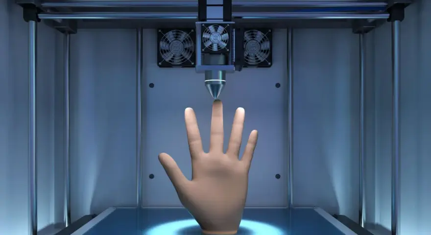 Druk 3D zastosowanie: drukarka tworzy model dłoni, pokazując potencjał technologii w medycynie i inżynierii.