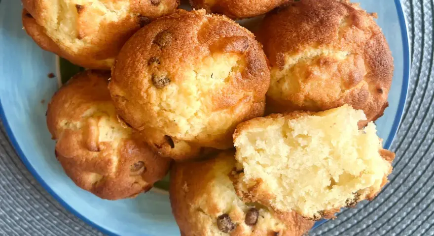 Saftige Apfelmuffins, perfekt für ein schnelles apfelmuffins rezept. Einer ist aufgeschnitten und zeigt die lockere Krume.