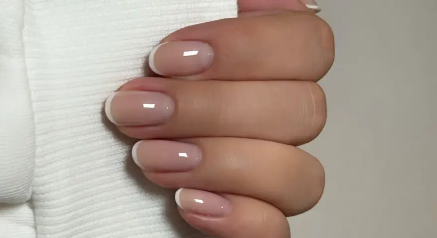 French Nails kurz: So gelingt der elegante Look zu Hause