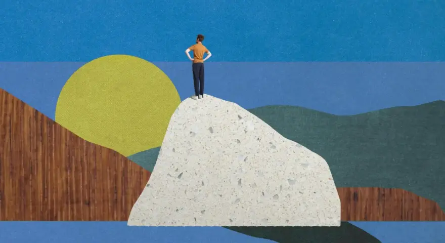 Un uomo guarda l'orizzonte da una cima, un simbolo di aspirazioni professionali ed esempi di successo.
