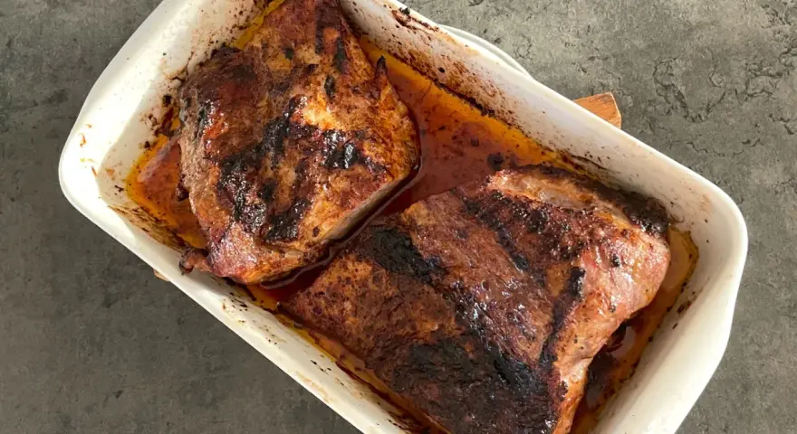 Två saftiga köttbitar i en ugnsform, perfekt för ett gott pluma recept.