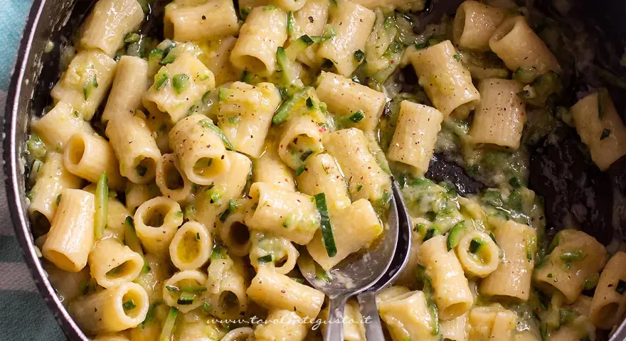 Rigatoni cremosi con zucchine, un sapore che ricorda le zucchine ricette della nonna. Un piatto semplice e gustoso.