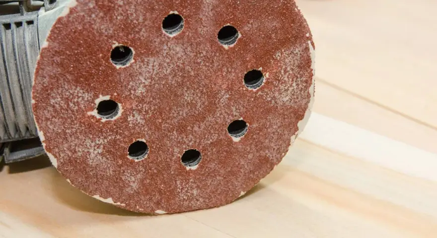 Rund slipskiva med hål, perfekt sandpapper till spackel och träytor.