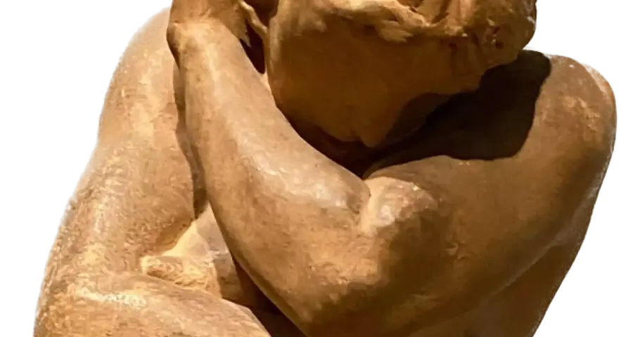 Détail d'une sculpture en bronze, une œuvre d'art d'Auguste Rodin, montrant un torse musclé et un bras levé.