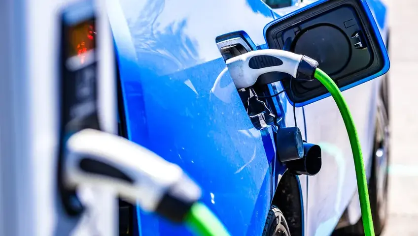 Ile trwa ładowanie samochodu elektrycznego w domu? Czas i metody ładowania