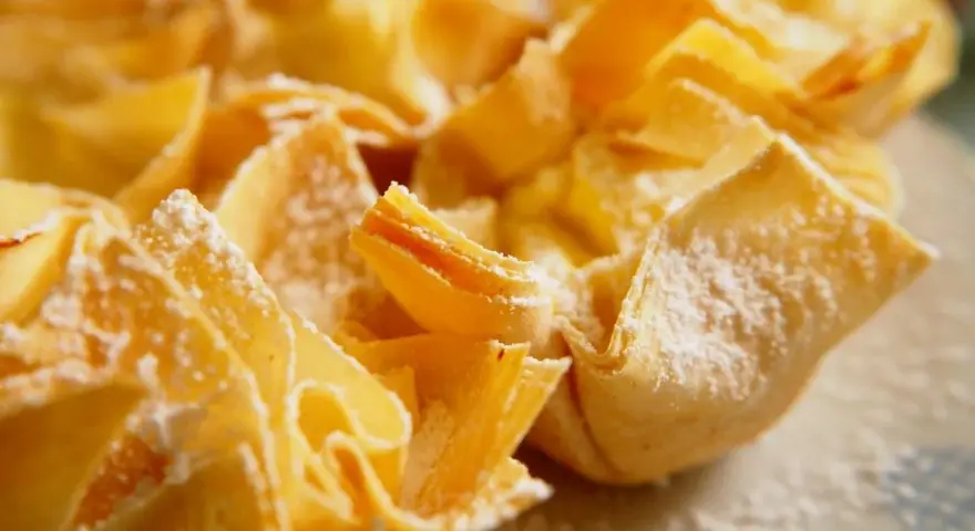 Deliciosos postres con hojaldre, crujientes y espolvoreados con azúcar glas.