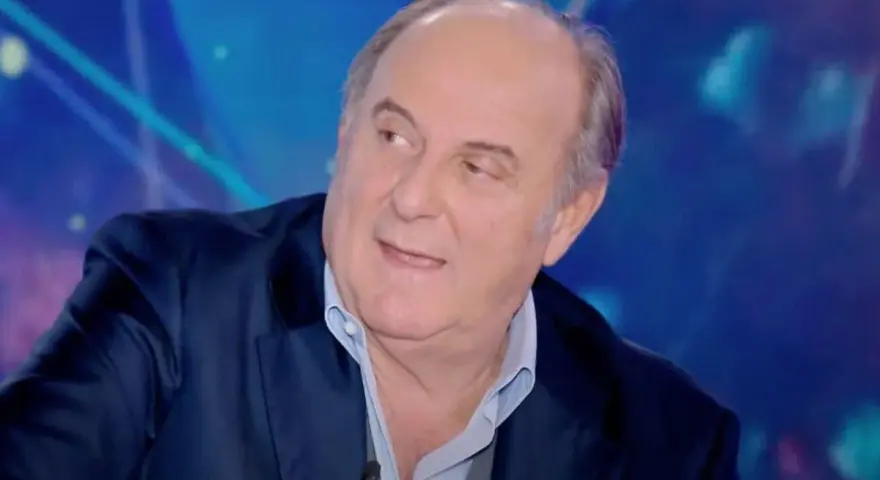 Gerry Scotti, con il suo sorriso contagioso, sembra sempre giovane, ma quanti anni ha Gerry Scotti? Un vero volto della TV italiana.
