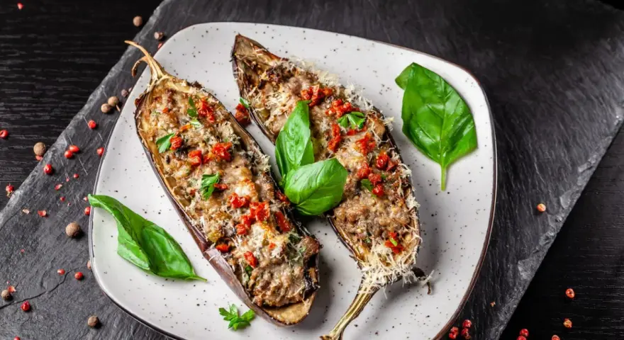 Berenjenas rellenas, un plato principal delicioso. Estas berenjenas al horno son perfectas para tus recetas con berenjena.