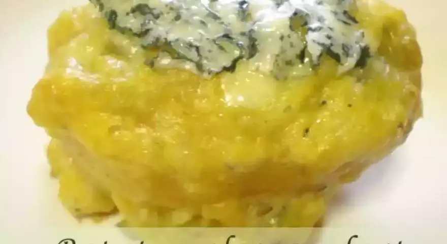 Patatas gratinadas con queso roquefort, un bocado cremoso y delicioso.