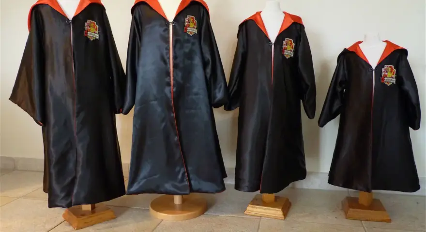 Quatre robes de sorcier Harry Potter, tailles diverses, avec blason Gryffondor. Un patron cape Harry Potter gratuit pour créer la magie !