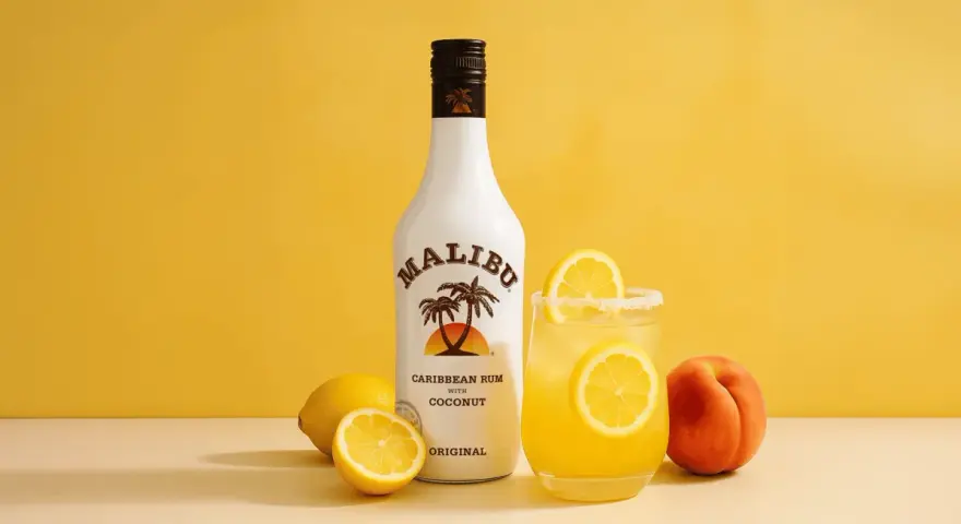 Orzeźwiające drinki z malibu, cytryny i brzoskwinia na żółtym tle. Idealne na lato!
