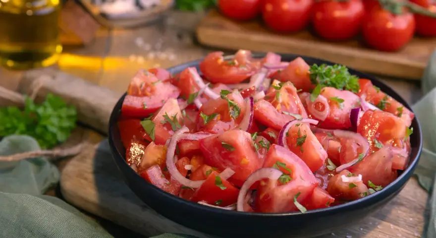 Frischer Tomatensalat mit roten Zwiebeln und Petersilie, perfekt für ein einfaches Tomatensalat Rezept.