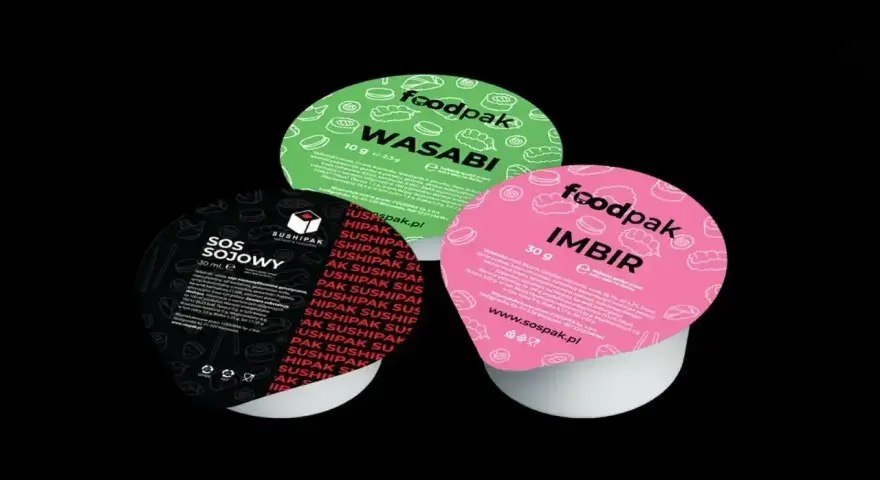 Trzy opakowania sosów do sushi: sos sojowy, wasabi i imbir. Idealne dodatki do Twojego ulubionego sushi.