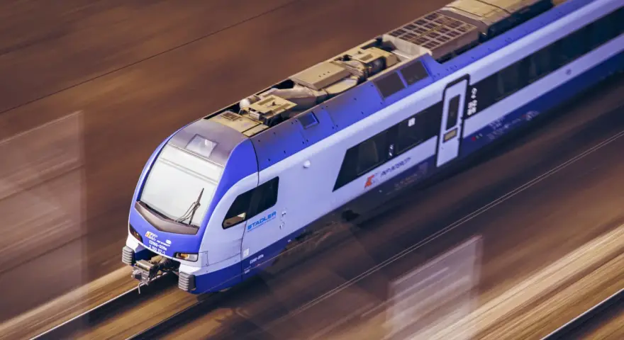 Pędzący pociąg PKP Intercity. Zastanawiasz się, jak wybrać miejsce w pociągu? Wybierz to z widokiem na krajobraz!