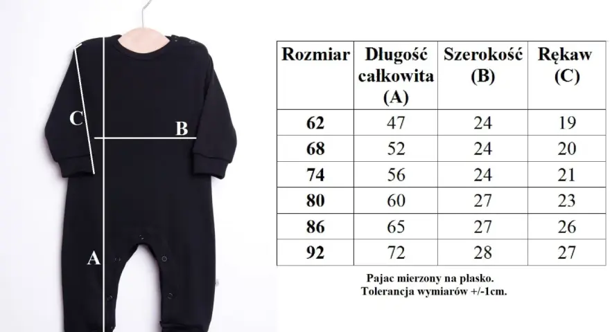 Czarny pajac dziecięcy z wymiarami A, B, C. Obok tabela rozmiarów z długością, szerokością i rękawem.