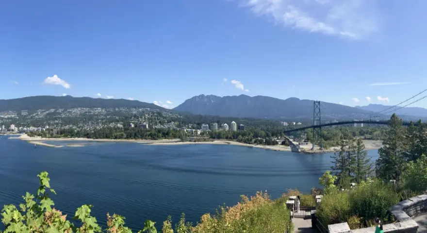 Traumhafter Blick auf Vancouver, Kanada. Perfekt für ein Auslandspraktikum! Berge, Wasser und die Lions Gate Bridge.
