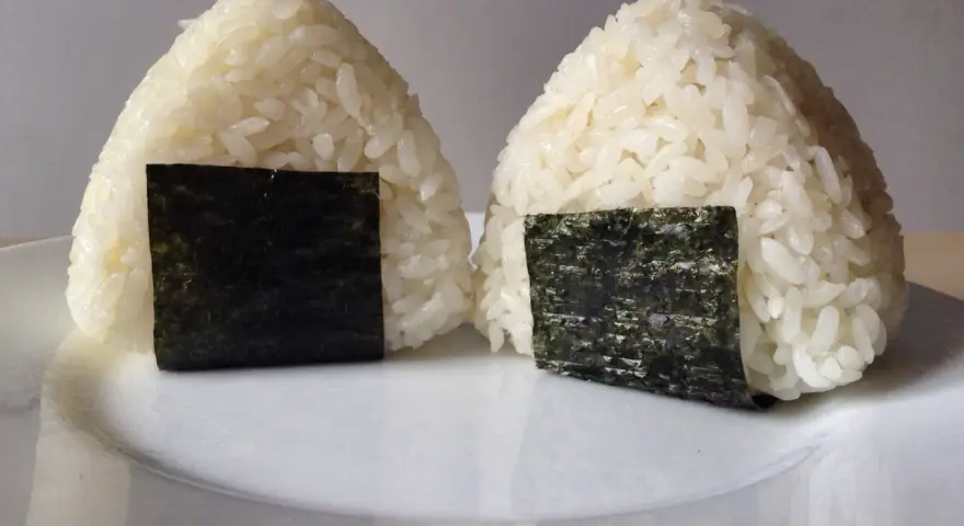 Dwa ryżowe onigiri z nori, gotowe do spożycia. Idealne nadzienie do onigiri sprawia, że są pyszne.