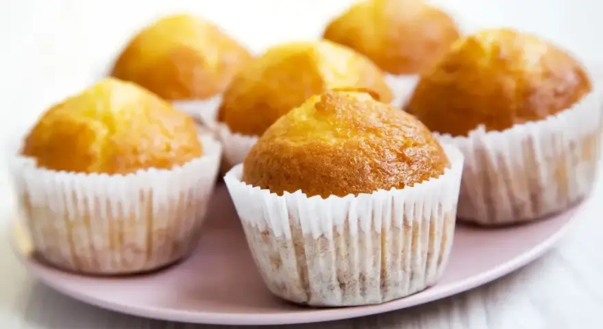 Wilgotne i puszyste muffinki na talerzu. Idealne na podwieczorek, według sprawdzonego przepisu.