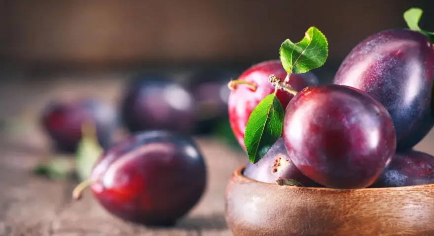 Czy śliwki tuczą? Odkryj prawdę o ich wpływie na dietę