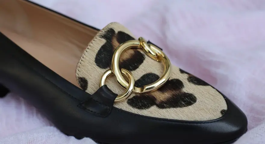 Mocassino donna con stampa leopardata e dettagli oro. Perfetto per chi cerca scarpe donna numeri grandi con stile.